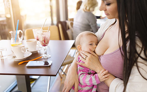 Breastfeeding mothers turn to social media for support